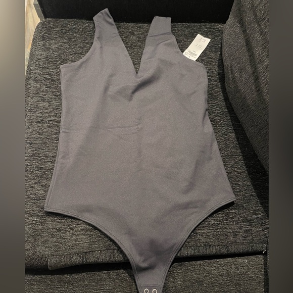 Abercrombie & Fitch Seamless Fabric V-Neck Bodysuit - Picture 5 of 8
